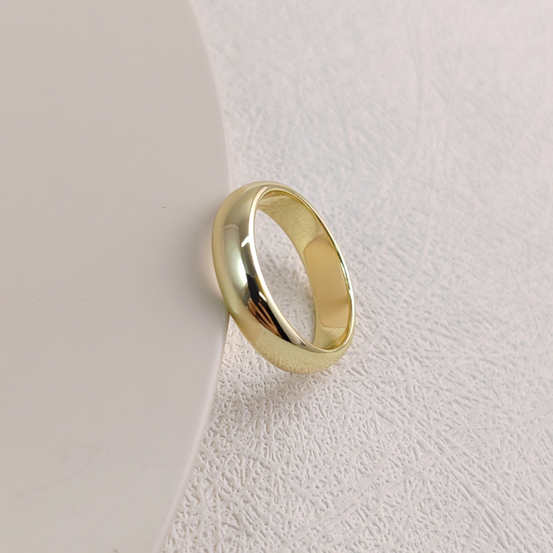 El lado dorado chapado en 14K tiene aproximadamente 5 mm de ancho.