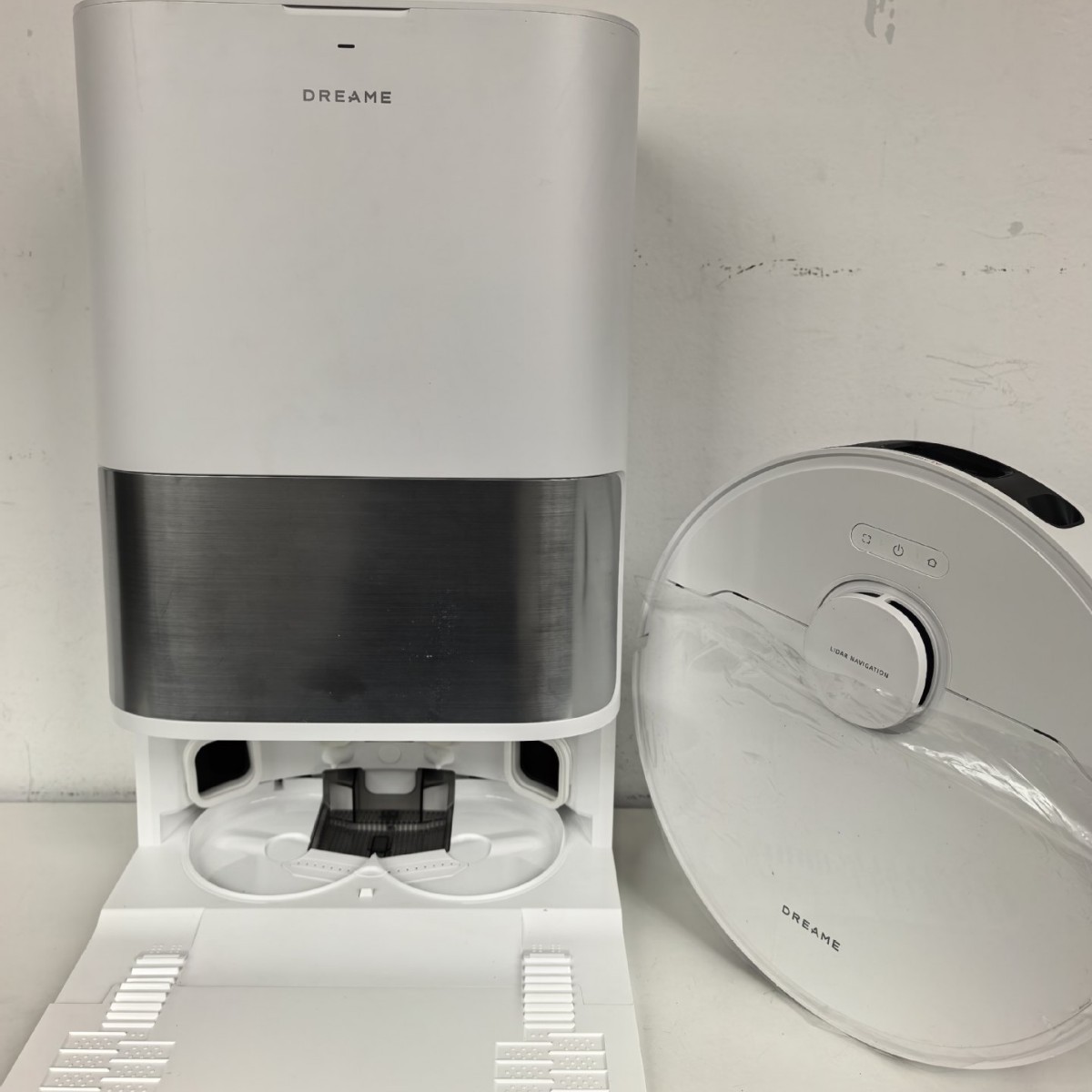 95% New Dreame D30Ultra Overseas Version Sweeping, Vacuuming, and Mopping All-In-One Robot