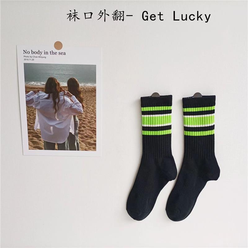 녹색 줄무늬가 있는 긴 검정색 양말