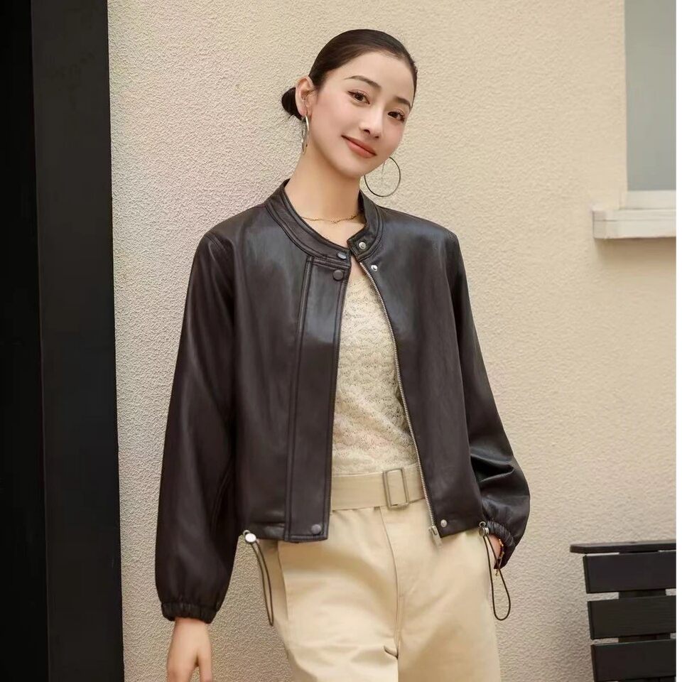 Áo khoác da nữ dáng ngắn cổ đứng, phối nút, lót lông, chất liệu PU dày — Lông cừu đen, Màu cà phê với fleece chi tiết 3