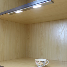 CE认证专利产品无线LED门控感应灯橱柜衣柜浴室柜吧台无线充电灯