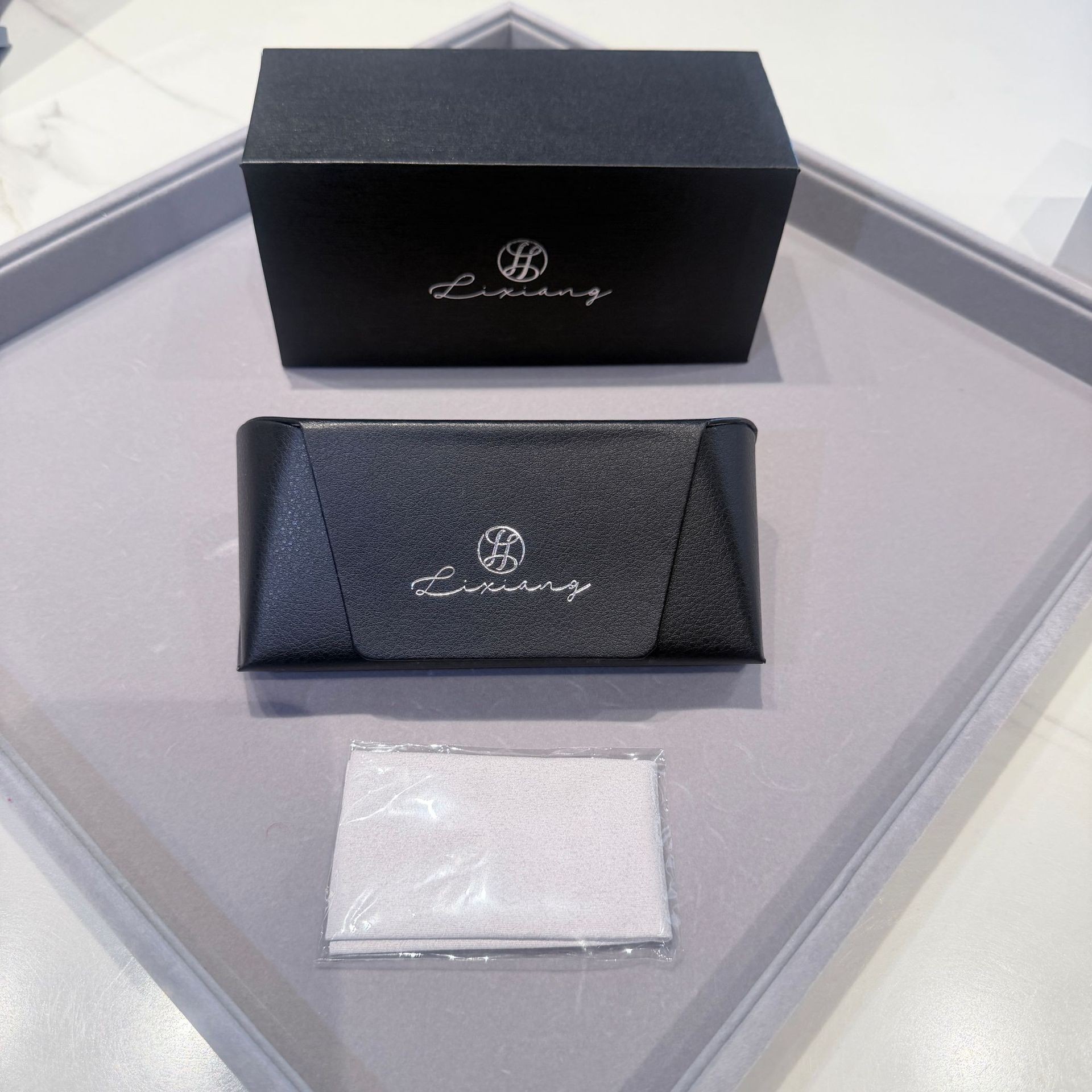Nuevo estuche para gafas de moda con cadena antideslizante, adecuado para gafas de miopía, gafas de lectura, varios colores, incluye paño para gafas y varios colores de estuche para gafas.