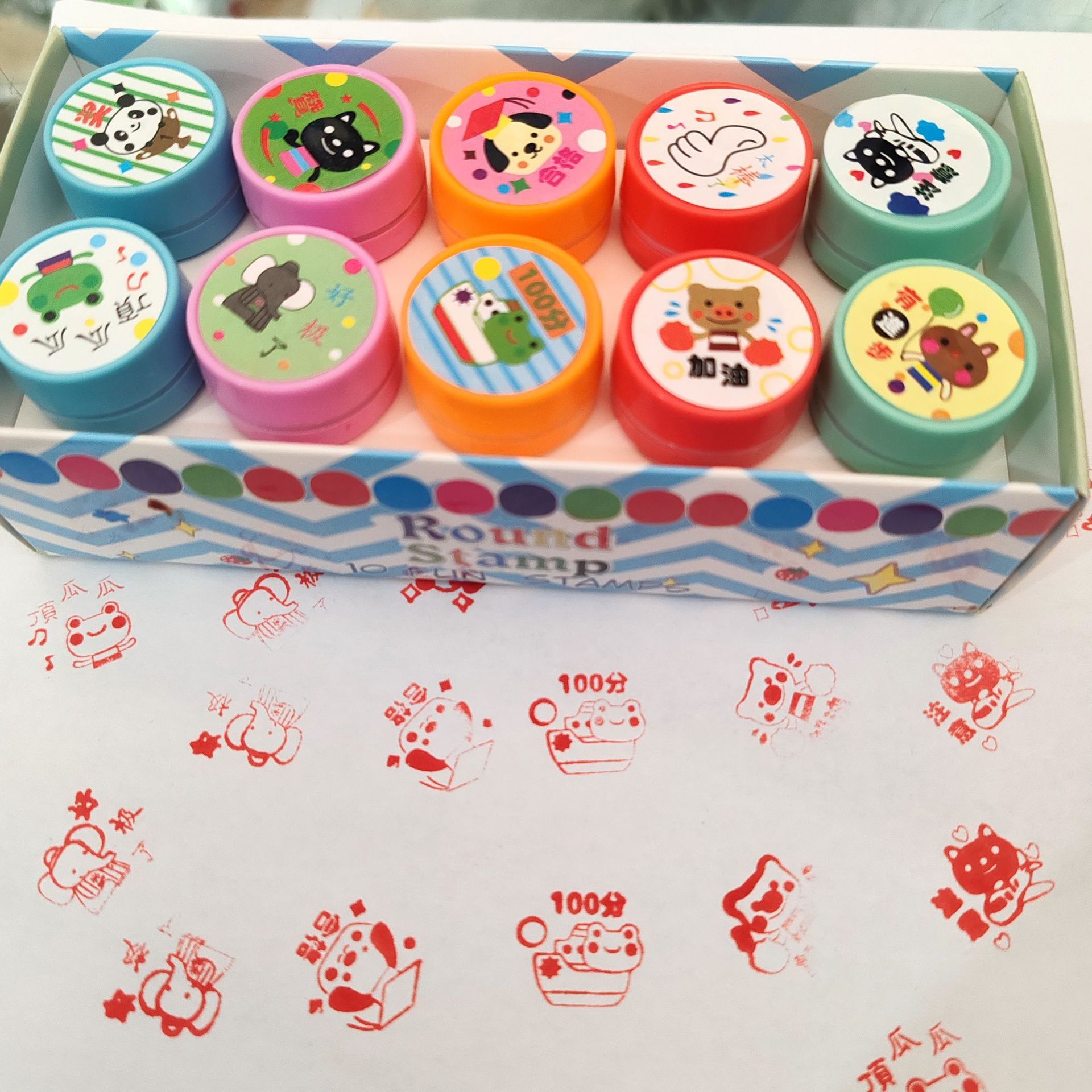 10 Día del niño juguete sello traje papelería dibujos animados lindo pequeño dinosaurio animal kindergarten recompensa sello atómico