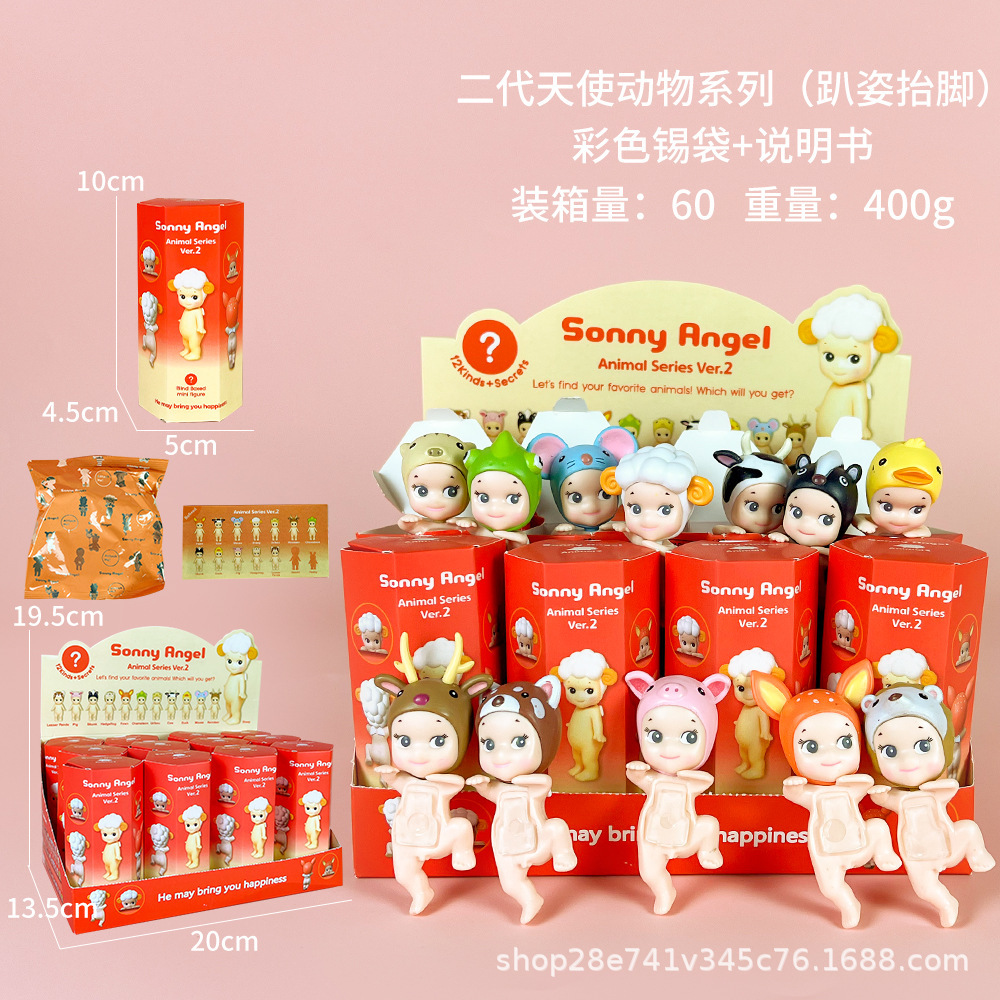 2세대 동물은 발을 들고 크고 작은 상자에 누워있습니다.