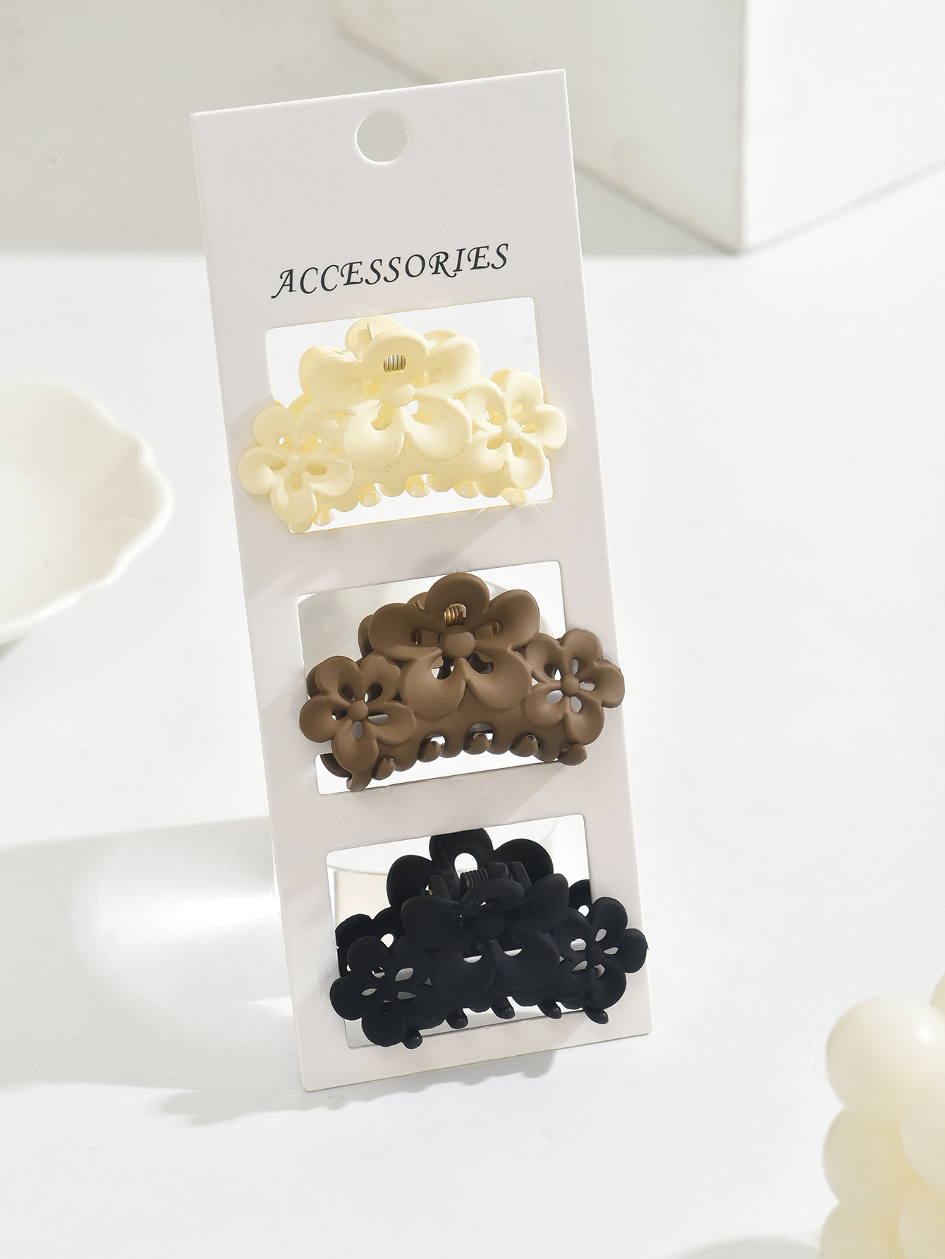 Flores de ciruela, clip de cabello medio, clip de cabello esmerilado negro, tres flores detrás de la cabeza, clip de cabello 5.5CM