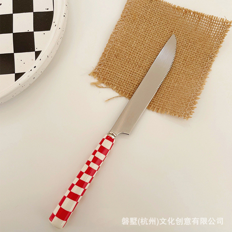 빨간 체크 무늬 칼