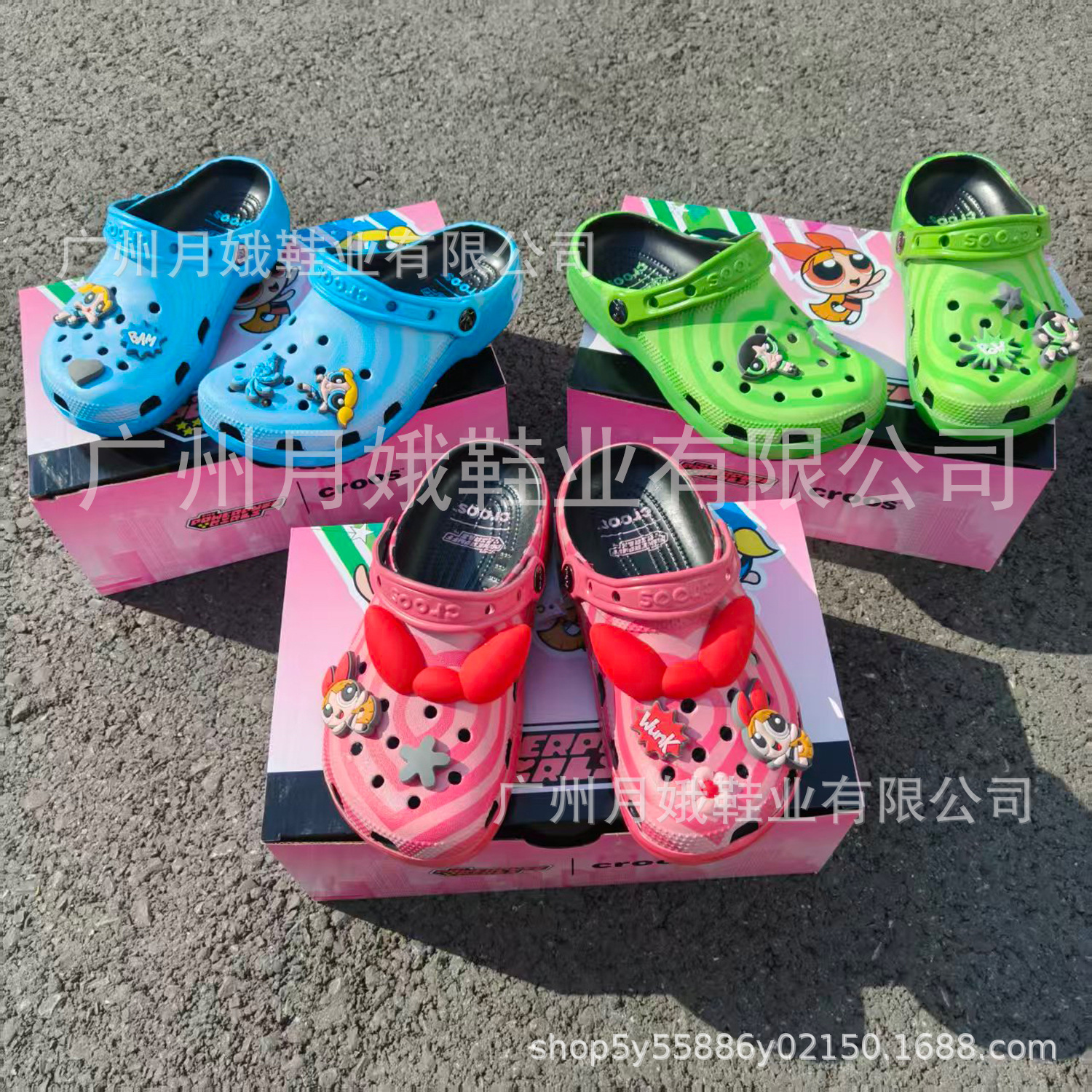 Caixa de zapatos con accesorios voladores de policía de mujer zapatos agujeros de marca conjunta de zapatillas de caricatura de mujer sandalinas de playa croos