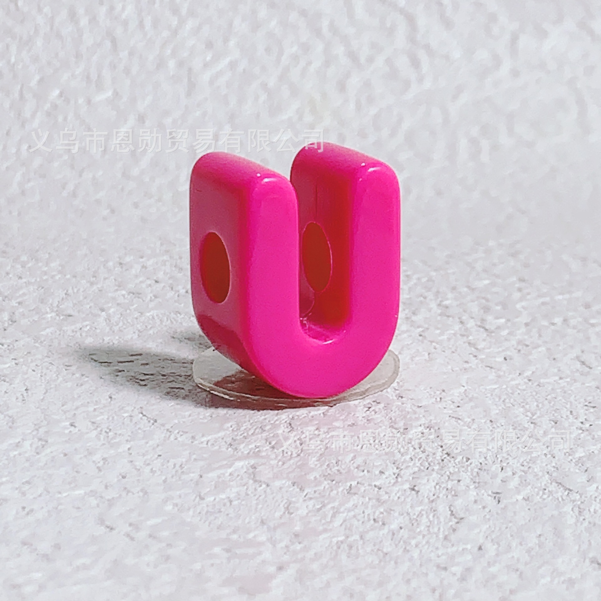 U (rose red)