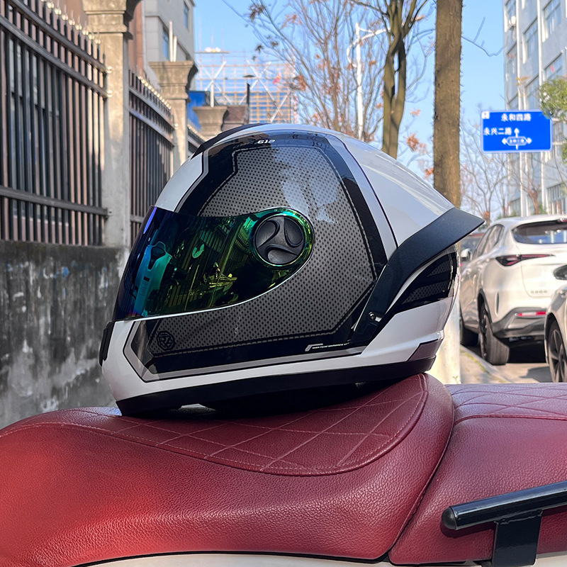 컬러 도금이 적용된 화이트 사이버