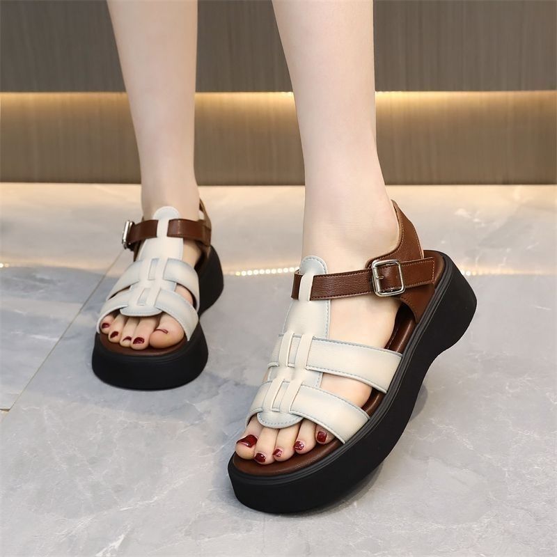 Sandalias romanas de suela gruesa para mujeres verano 2026 nuevos zapatos de playa de hadas de estilo universitario zapatos casuales de suela suave