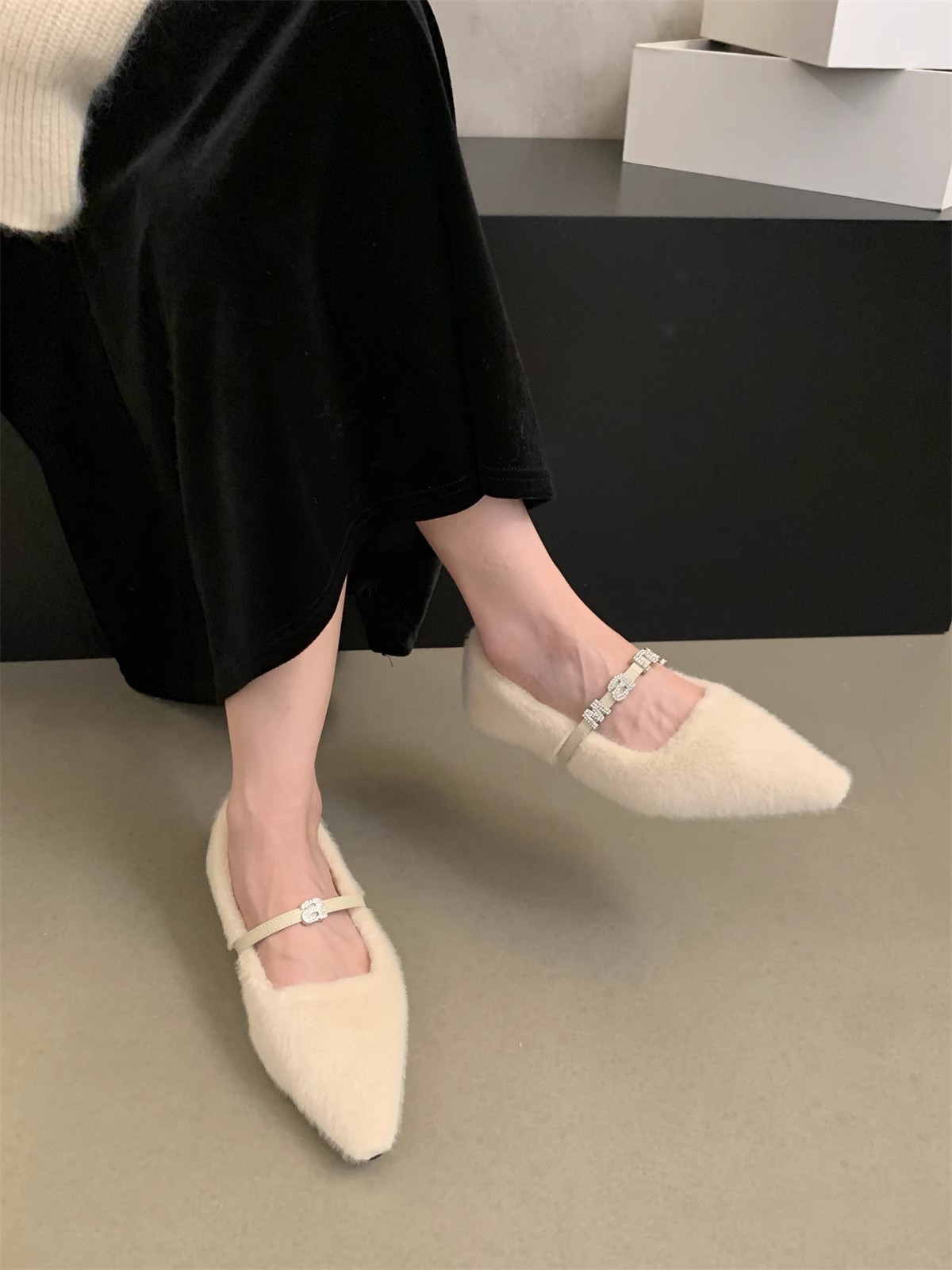 2023 Autunno/inverno Nuova edizione coreana a punta acqua diamante scarpe di peluche per le donne con peluche e stile fata suola piatta scarpe singole_voghion.com