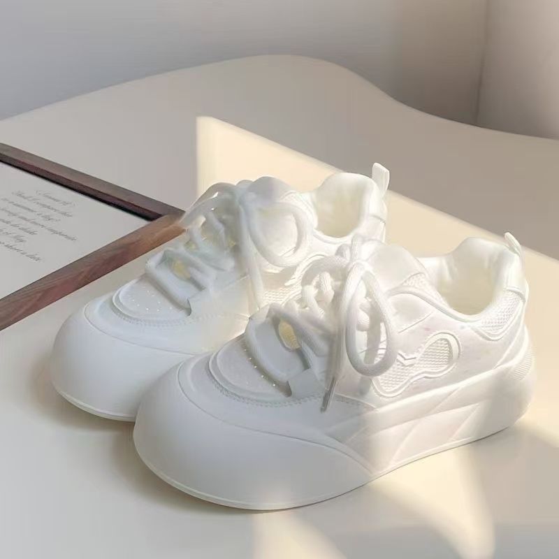 Zapatos blancos de altura de suela gruesa para mujer 2025 nueva leche de verano fufu zapatos deportivos casuales de todo fósforo zapatos de pan de cabeza grande