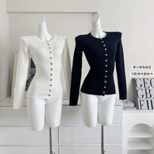 黑色高级感金属扣长袖针织衫女秋冬季新款软糯修身显瘦内搭打底衫