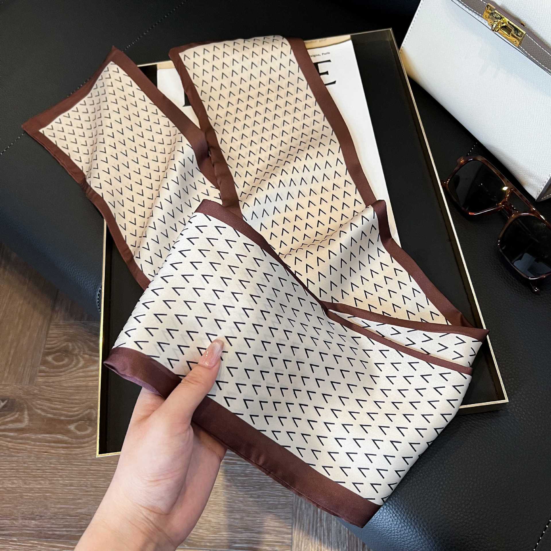 Nueva bufanda de seda pequeña banda larga estrecha para el cabello mujer estilo primavera y otoño moda madre bufanda estilo verano estilo fino serpentina bufanda al por mayor