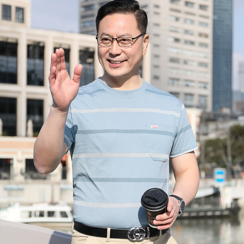 2024 nueva camiseta de manga corta para papá para hombres de 40 a 50 años de edad, de mediana edad y ancianos, seda de hielo, cuello redondo, rayas para hombres al por mayor