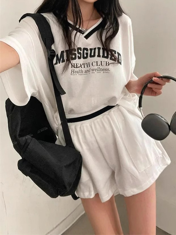 夏の韓国スタイルの大きいサイズのファッショナブルなカジュアルスポーツスーツ女性のルーズでスリムなツーピース V ネックレターショーツスーツ|undefined
