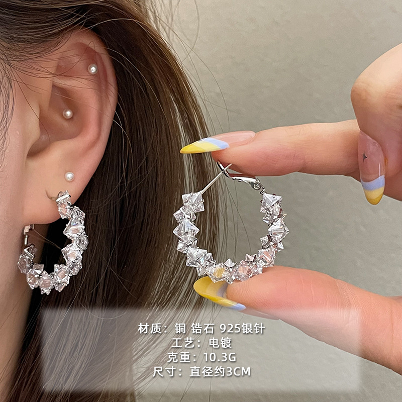 2025 nuevo estilo verano de moda anillo plateado círculo negro círculo fino temperamento europeo y americano aretes dorados de todo fósforo