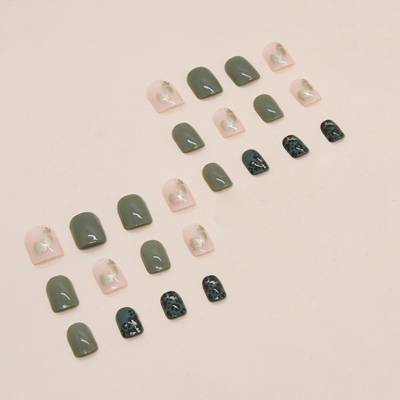 Court, vert frais, imprimé léopard, feuille d'or à la mode, tenue naturelle, blanchiment, rehaussement des ongles, faux ongles_voghion.com