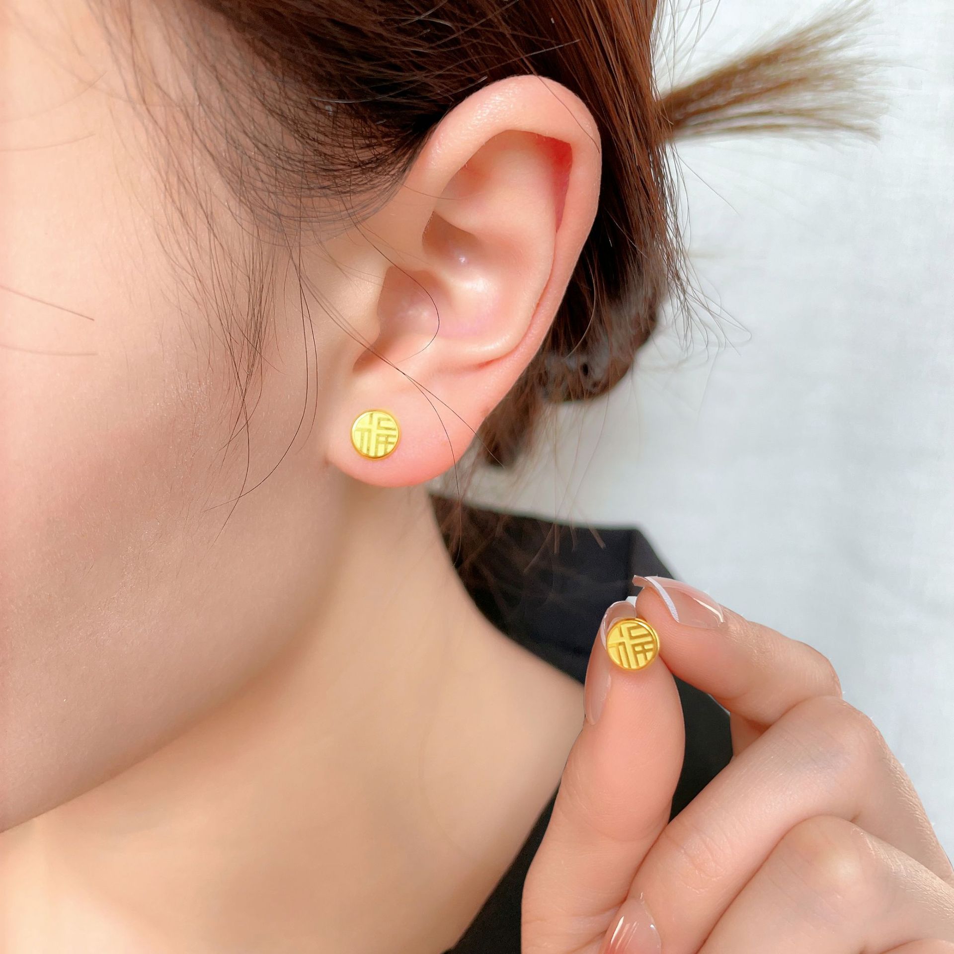 New style titanium steel Fu word small stud earrings for women, light luxury, versatile, non-fading, non-allergenic, anti-falling screw type earrings.