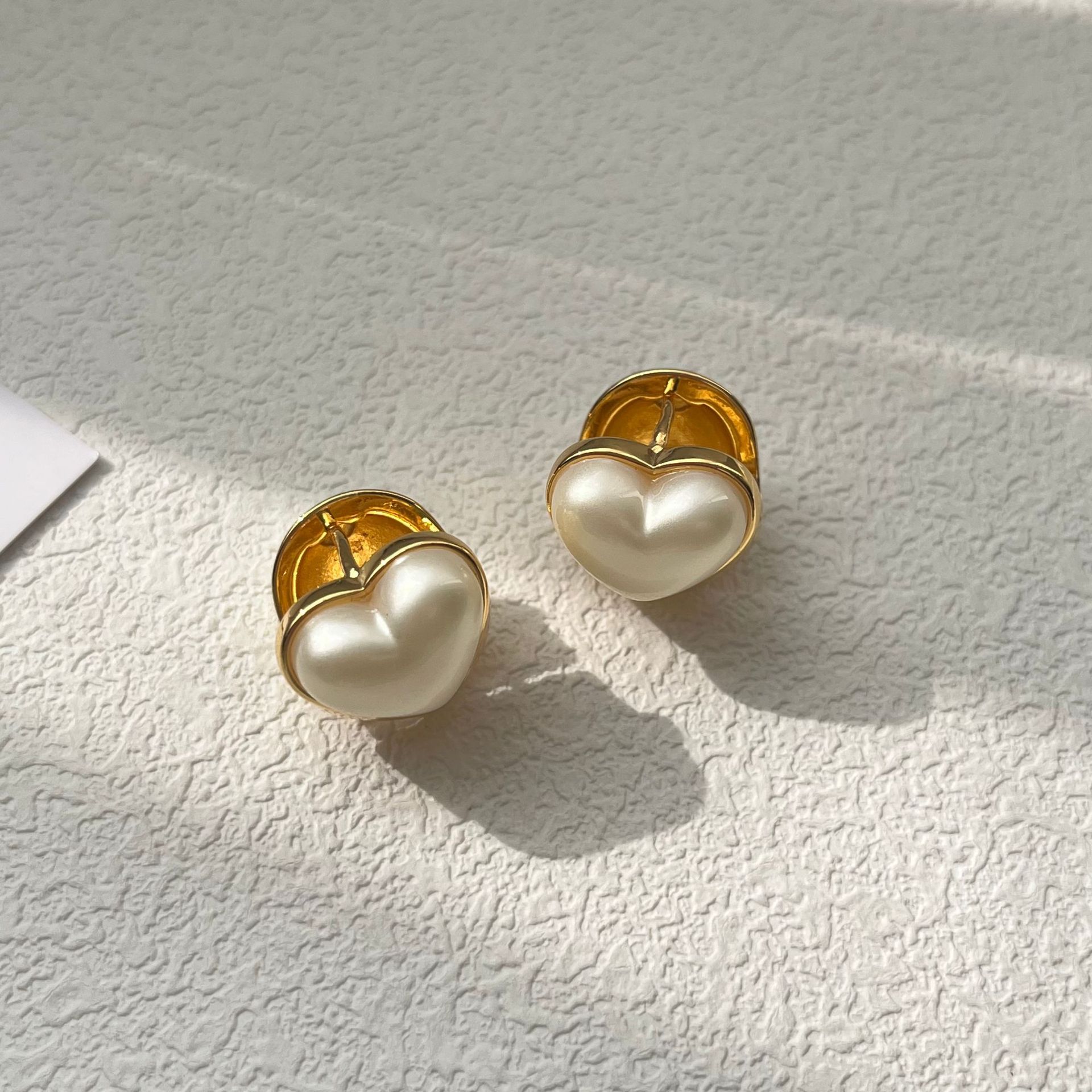 Letras de metal amor pendientes de oro perlas pendientes de clase lujosa retro retro Europa y América orejas rojas de moda