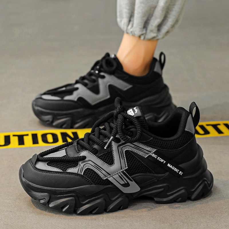 Zapatos de hombre de éxito en línea 2025 nuevos zapatos deportivos juveniles de otoño para correr casuales aumentados con suela gruesa zapatos de moda