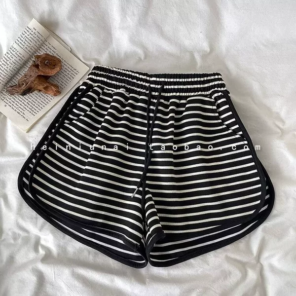 Striped three-quarter pants [black]