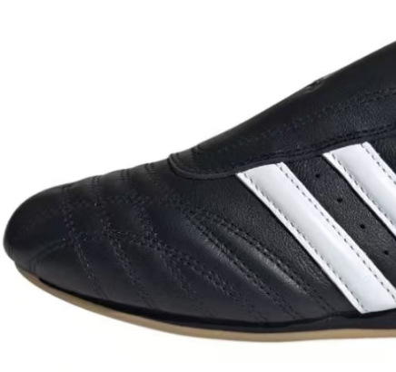Training shoes black without laces