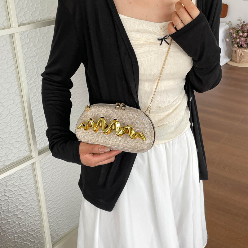 Bolsas de moda europeas y americanas de personalidad para mujeres verano 2026 nueva moda cadena bolsa de cena de moda moda moda bolsa de hombro de tramo inclinado