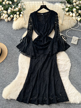 法式名媛高级感V领喇叭袖蕾丝连衣裙女2025秋季收腰修身鱼尾长裙