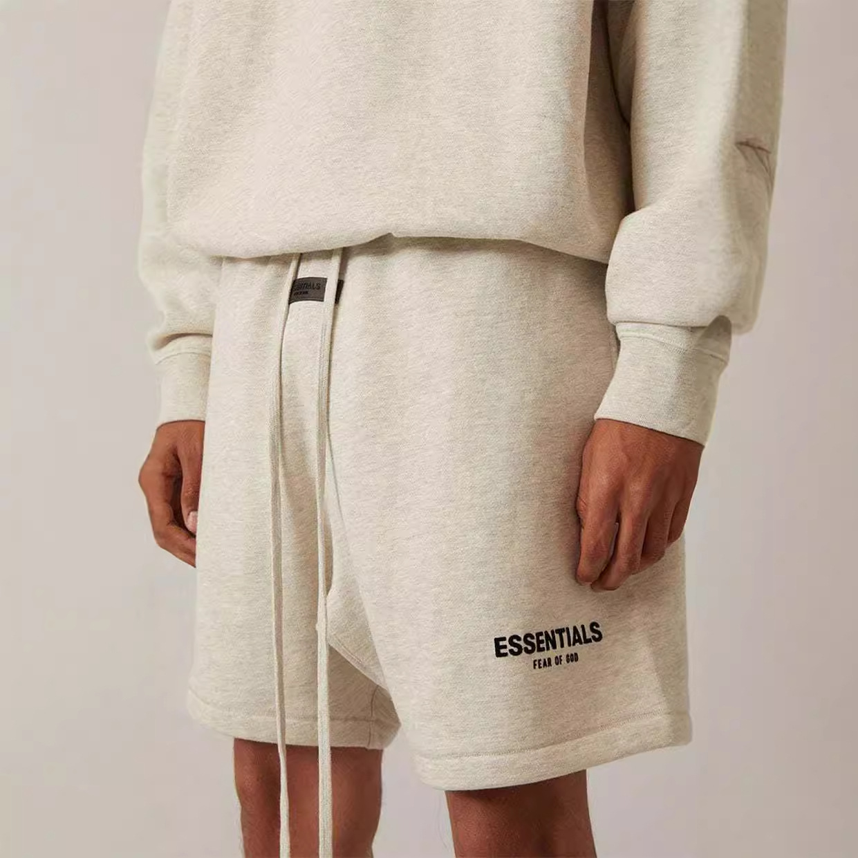 ESSENTIALS Pantalones cortos de doble línea de alta tendencia floqued Casual Five-Point Sports Ring Pantalones cortos para hombres y mujeres