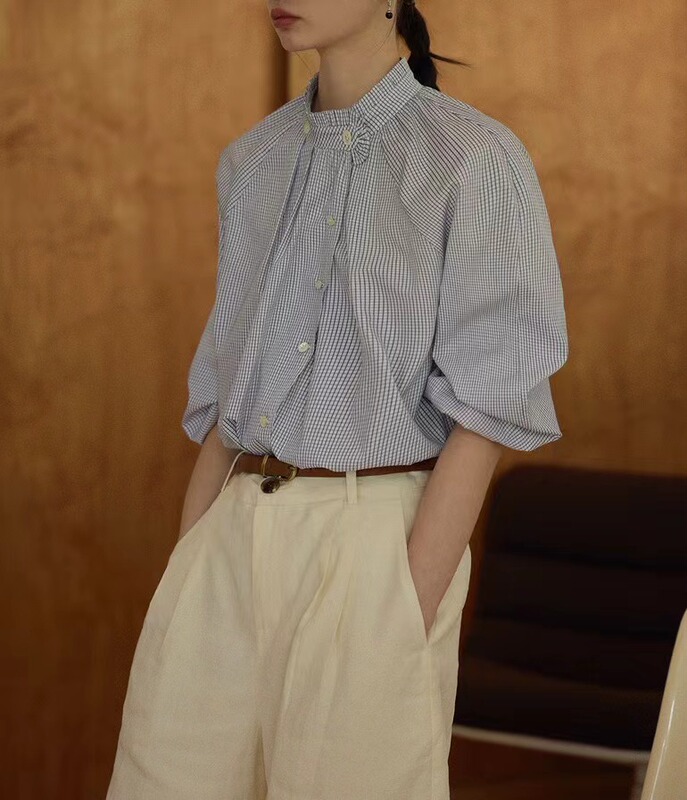 Iu」系の青い格子立襟のハスの葉の縁にしわがある長袖のシャツの女性の上着の青い格子の白い格子のスパンデックス|undefined