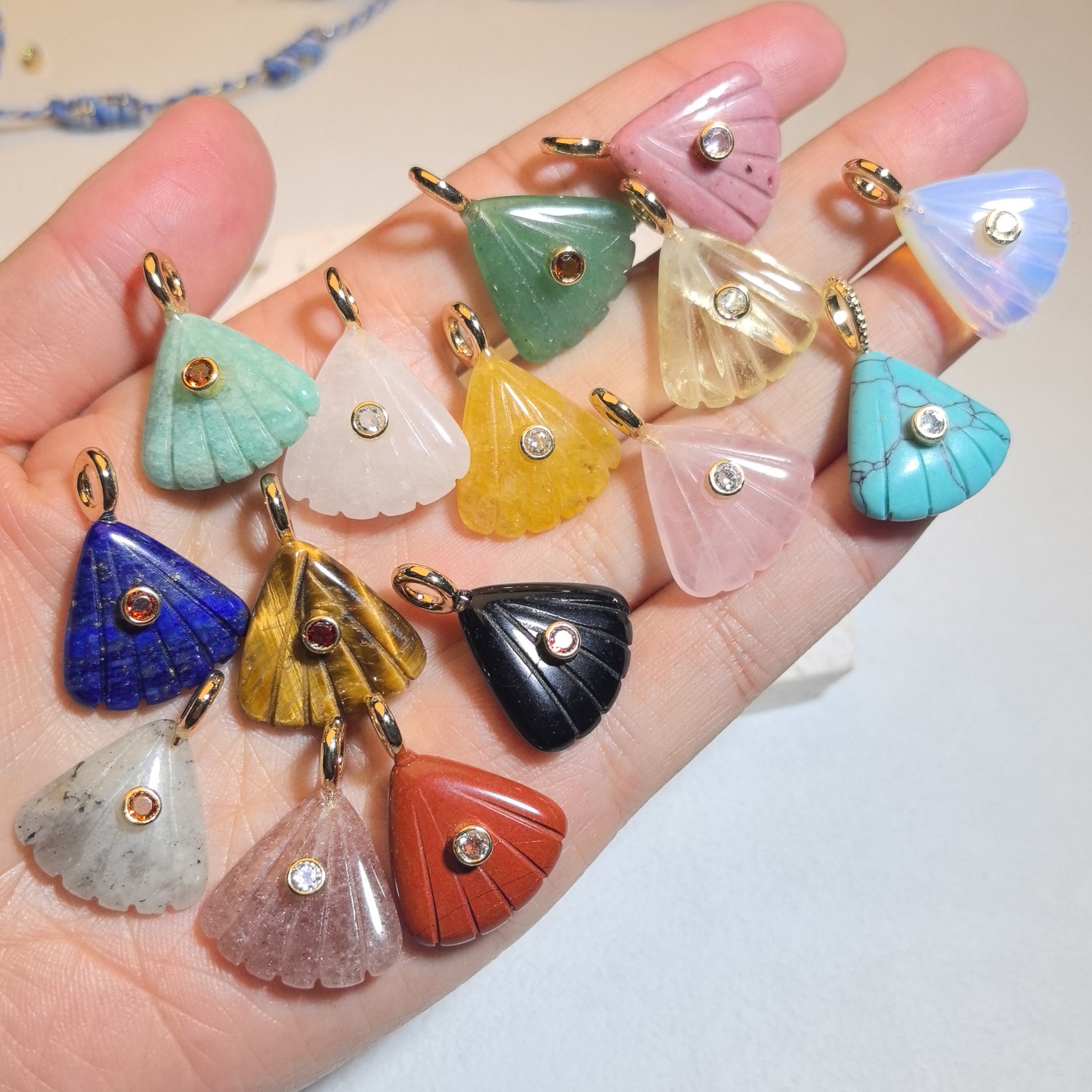 Popular in Europe and America: Rose Quartz, Lapis Lazuli, Topaz Semi-Precious Stones, Natural Stone Carved Shell Pattern Pendants, Wholesale in Stock