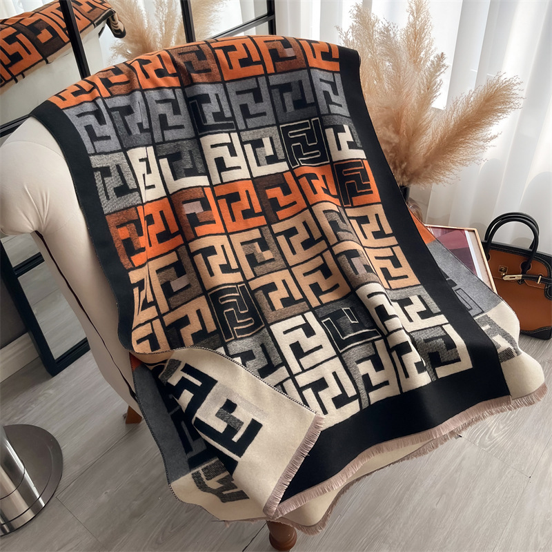 秋冬の欧米のブランドはカシミヤのマフラーのファッションに似せています。