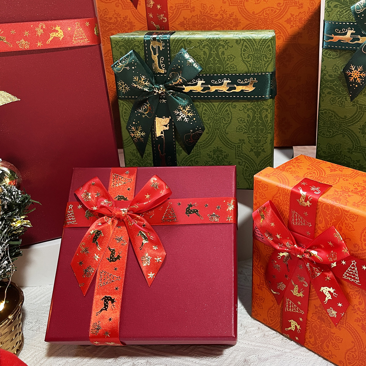 Christmas gift box cosmetic packaging box New Year's Eve gift box high-end souvenir gift box apple box wholesale