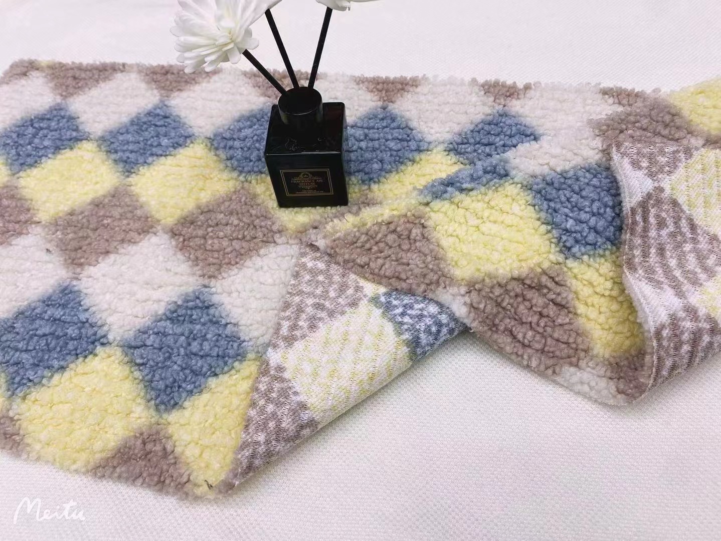 Pequeño viento fragante de conejo piel de lana granular tela de empalme de lana de cordero abrigo abrigo de moda tela de ropa