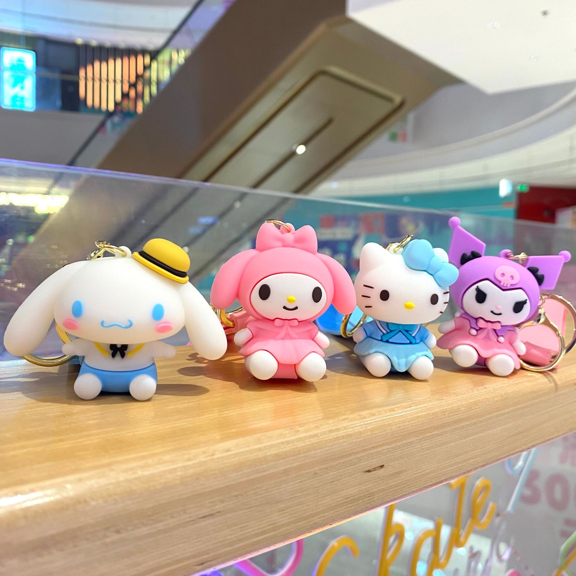 Nuevo Sanrio coolomi llavero niñas mochila colgante sentado belleza muñeca colgante llavero