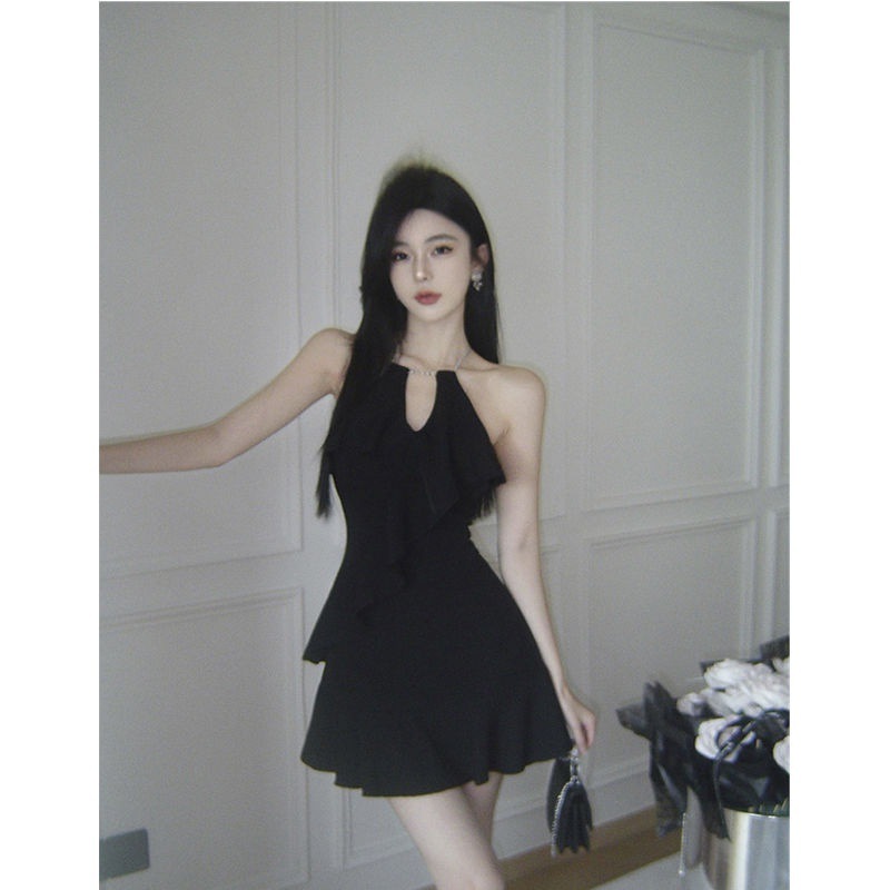 赫本风纯欲链条挂脖吊带连衣裙女装小黑裙短裙露肩字荷叶边裙子