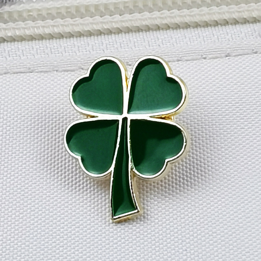 Lucky Clover Broche Aleación Gota Aceite Ropa Bolsos Pin Accesorios Chicas Joyas lindas Insignias al por mayor