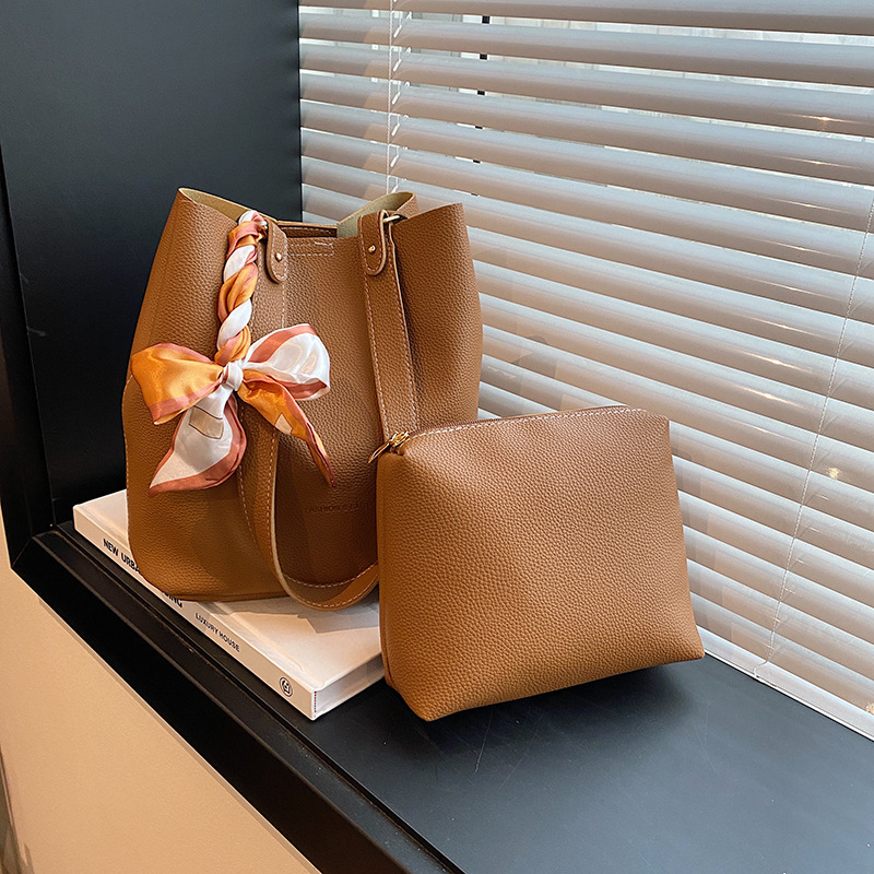 This year's popular large-capacity messenger bag 2024 autumn new fashion shoulder retro bag portable bucket bag