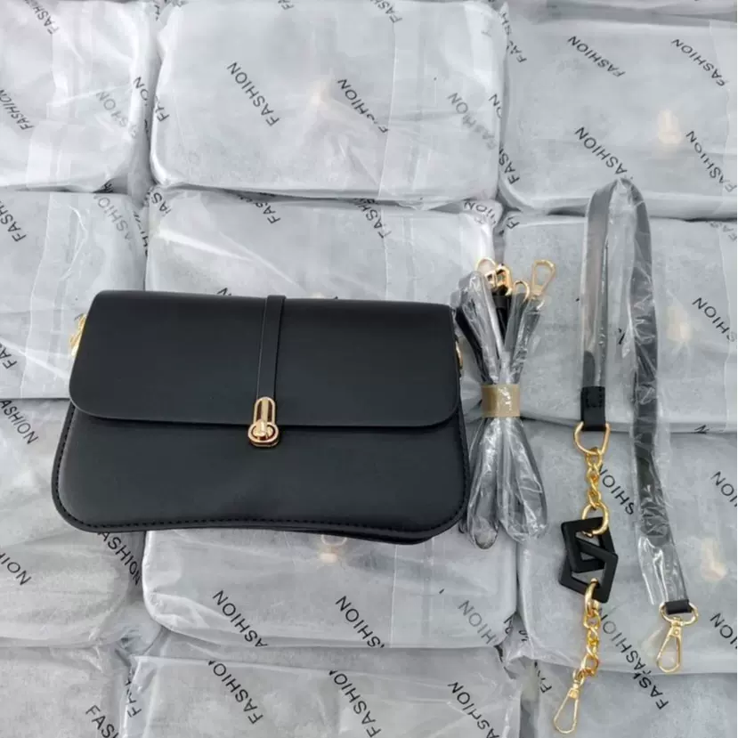 春夏日韩新款街头潮流箱包皮具枕头包涤纶锁扣女士手提单肩包
