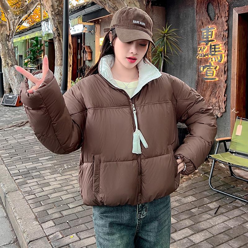 2024 nueva ropa de algodón de invierno de mujer corto cuello de algodón suelto grueso ropa de pan chaqueta de algodón de color caramelo coreano