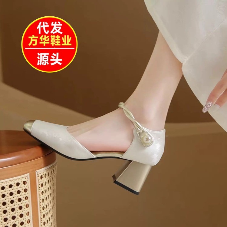Nicho de moda casual temperamento simple estilo coreano verano 2026 nueva moda versátil tacones gruesos sandalias resistentes al desgaste