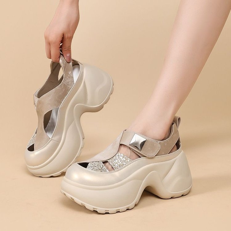 Versátil muffin hueco de fondo grueso aumentó la altura de las zapatillas de cabeza de verano 2026 nueva moda pequeña sandalias para mujeres