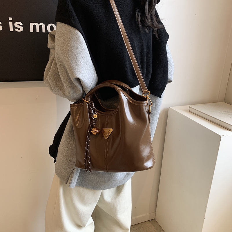 Moda portátil de cera de cuero bolso de agua para mujeres 2024 nueva moda coreana bolso de hombro de alta calidad bolso de mujer versátil