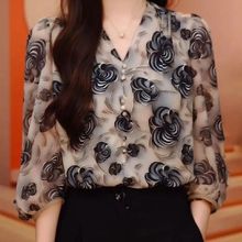 夏季薄款法式V领印花雪纺衬衫女2025新款宽松七分袖小衫妈妈上衣