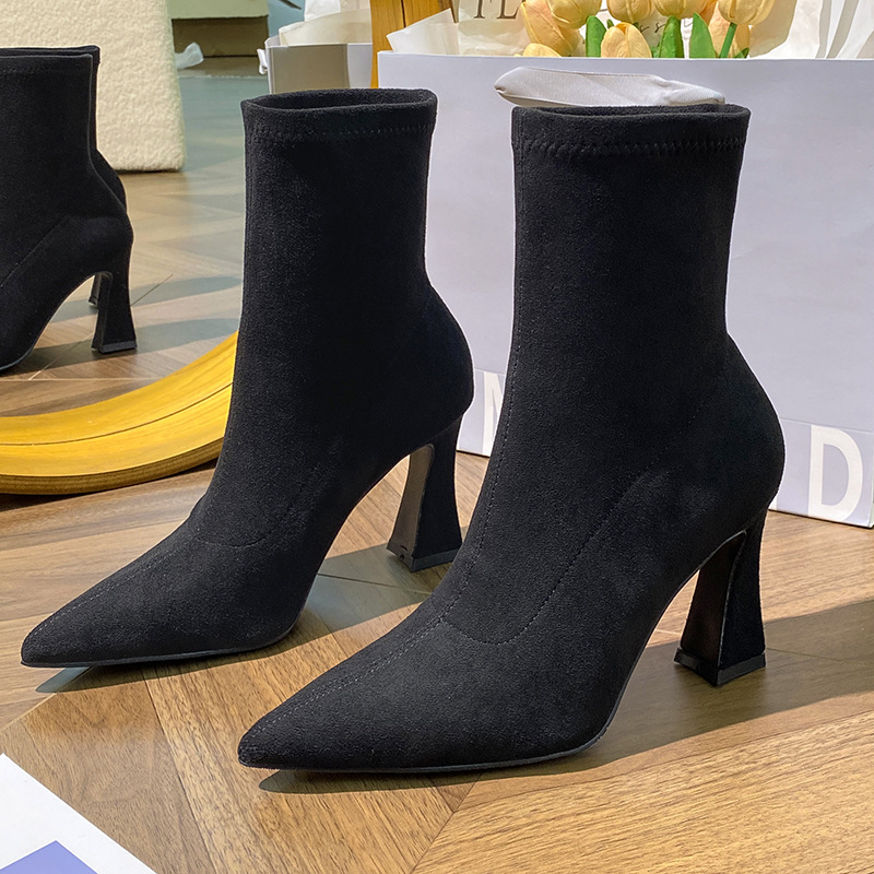Elastische, schlanke 2026 Neue vielseitige schwarze Damenstiefel aus dickem Wildleder mit spitzer Zehenpartie, hohem Absatz und mittelhohem Schaft – Figurformend_voghion.com