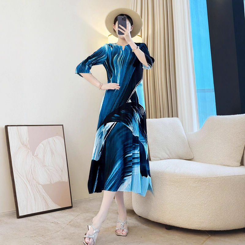 Miyake-Style Pleated Dress, Loose and Fashionable, Printed V-Neck A-Line Dress, Stylish Design, Slimming and Comfortable Long Dress
