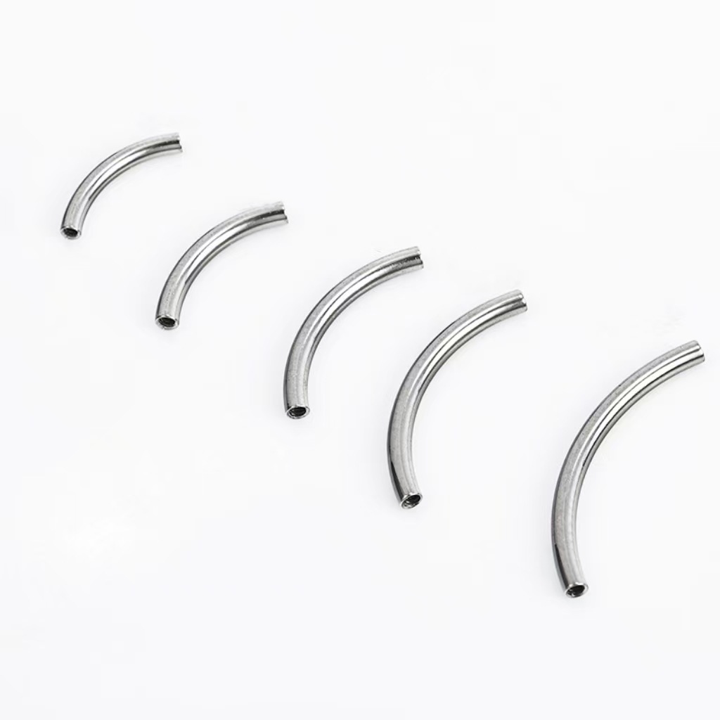 Gebogen staafje voor body piercing in titaniumlegering_voghion.com