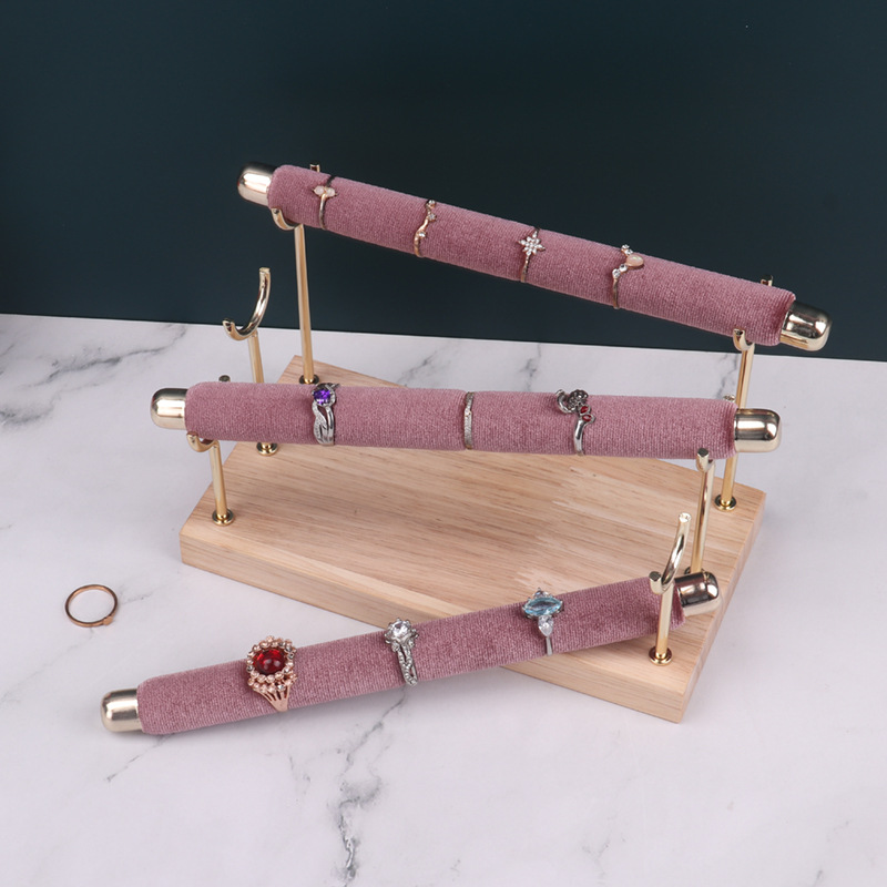 ��ָչʾ��ľ���¿���ָ������Ů�����ν�ָ���ɺ�չʾ����