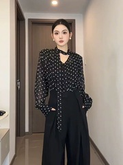 フレンチvネックの波の点が長袖のシフォンのシャツを持っています。